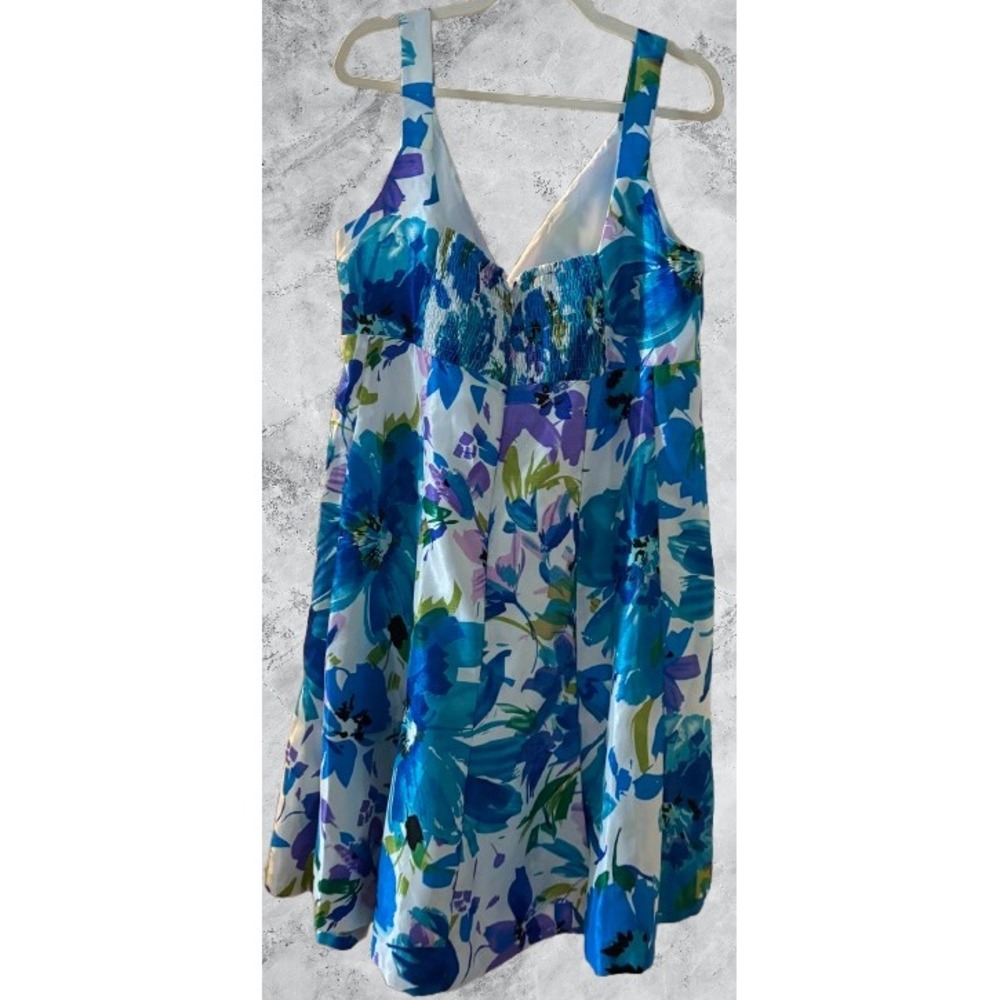 R&K Originals Woman Blue Floral V-Neck Smocked Back Dress Plus Size 18W - Picture 2 of 5